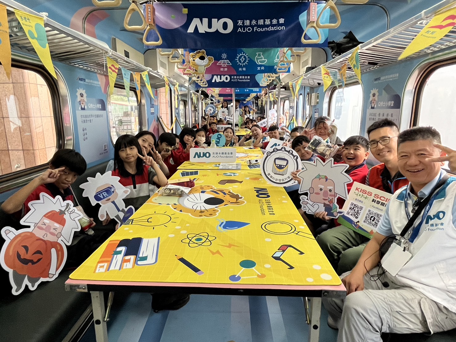 DB真人永續基金會參與「臺灣科普環島列車」，設計基礎科學車廂課程，以「淨零碳排和永續能源」為主題，讓學生透過創意實驗認識淨零知識，以及思考生活中的減碳行為